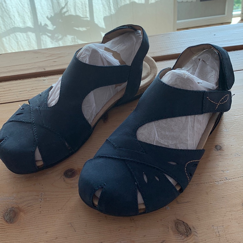 8 WIDE. New Earth Shoes Mary Jane Style Adj Sandal.1.5” heel. Blueberry.